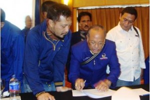 Fungsionaris DPW NAsdem saat mengisi formulir laporan keuangan dari KPU 